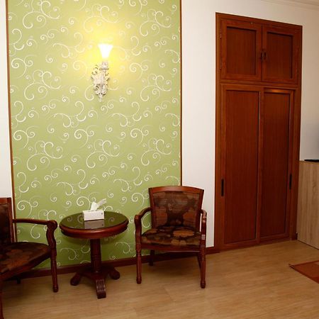Azoyan Guest House Ereván Habitación foto