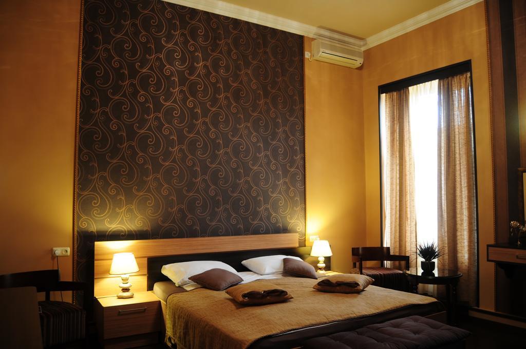 Azoyan Guest House Ereván Habitación foto